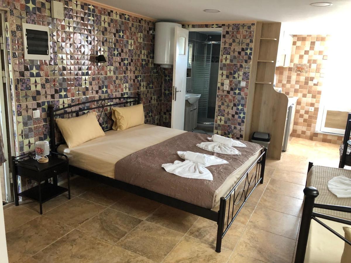 Nikolakakis Rooms Lavrio Bagian luar foto