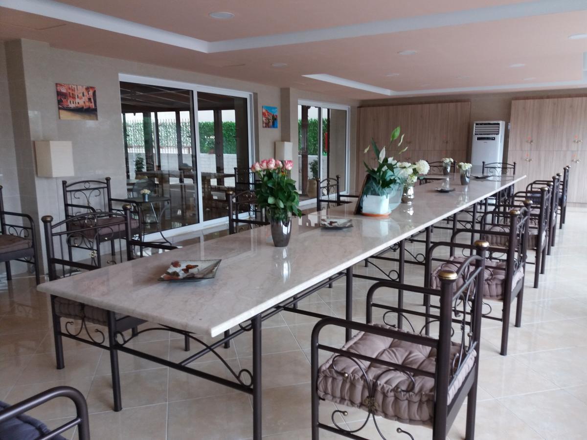 Nikolakakis Rooms Lavrio Bagian luar foto