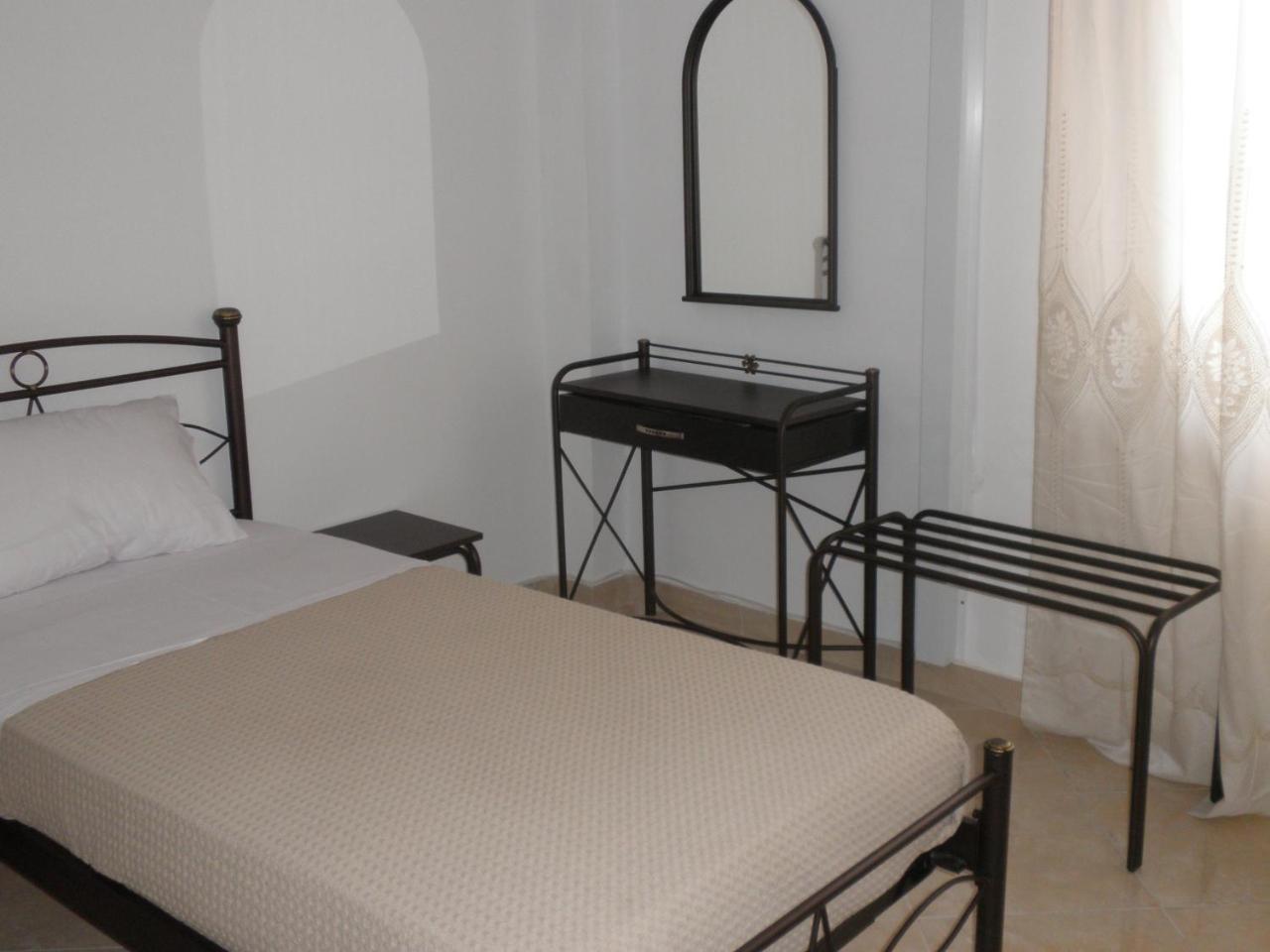 Nikolakakis Rooms Lavrio Bagian luar foto