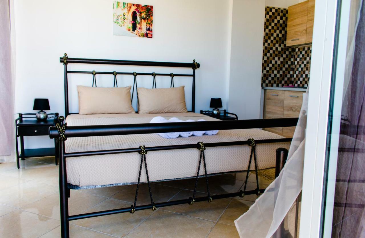 Nikolakakis Rooms Lavrio Bagian luar foto