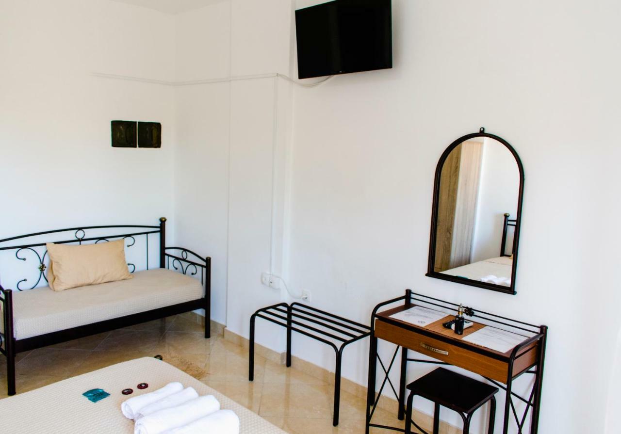 Nikolakakis Rooms Lavrio Bagian luar foto