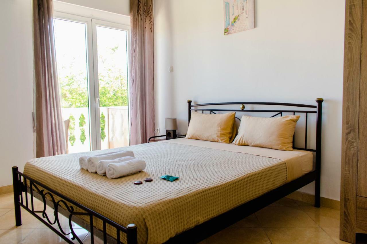 Nikolakakis Rooms Lavrio Bagian luar foto