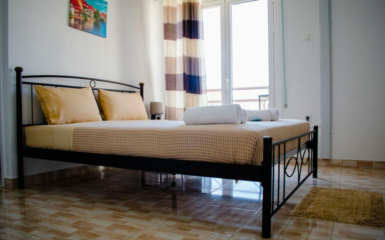 Nikolakakis Rooms Lavrio Bagian luar foto