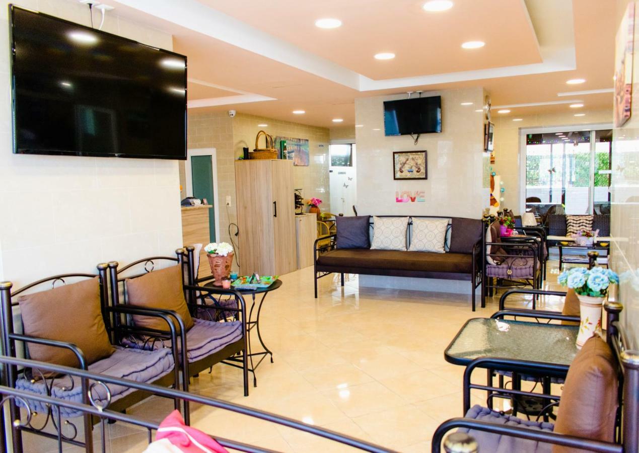 Nikolakakis Rooms Lavrio Bagian luar foto