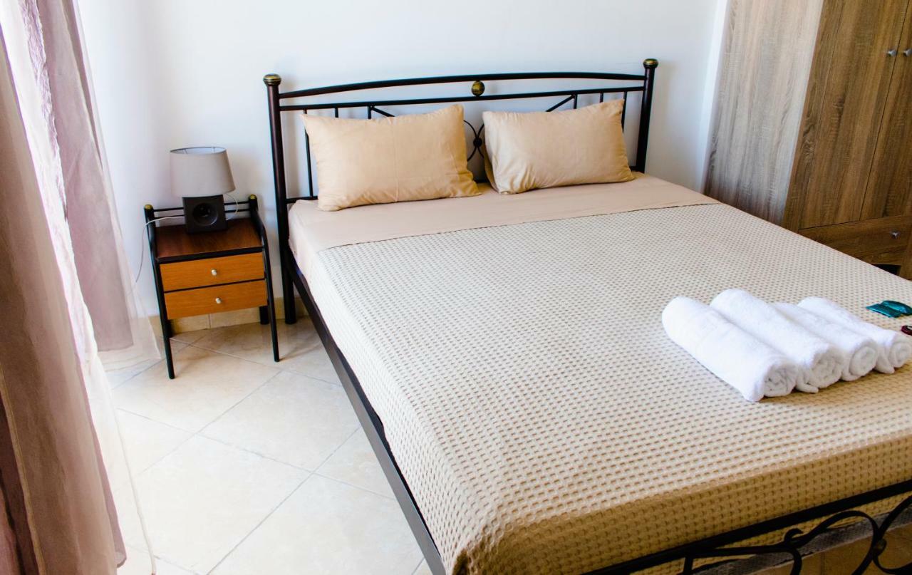Nikolakakis Rooms Lavrio Bagian luar foto